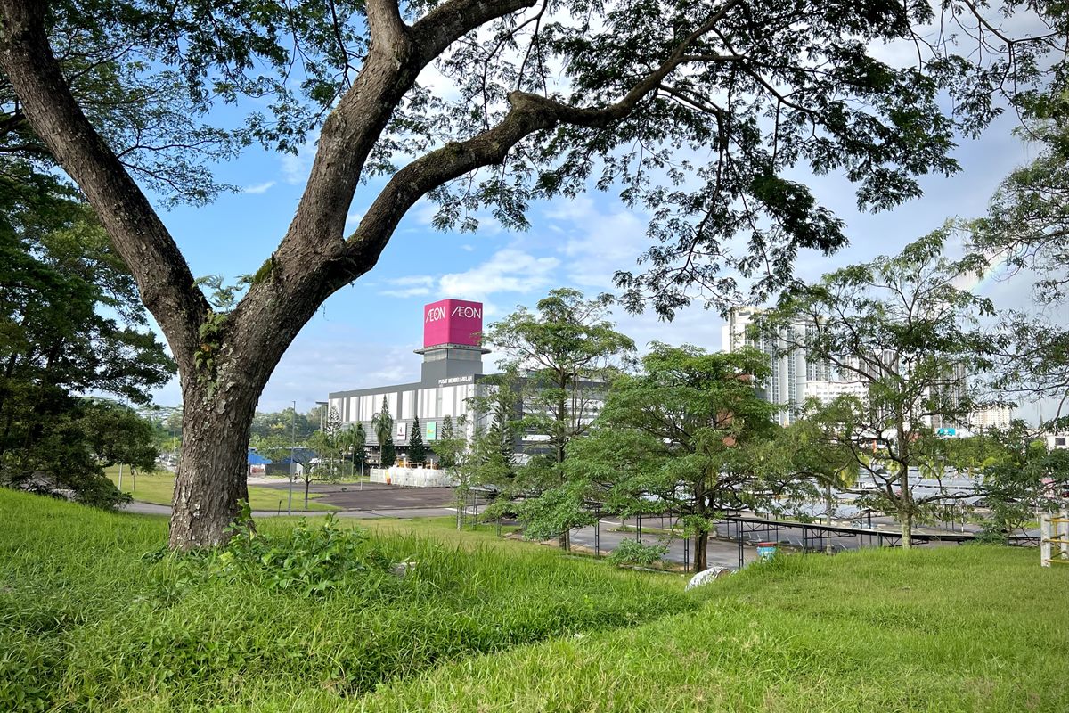 Bukit Indah residential pickup scene for Singapore transfer