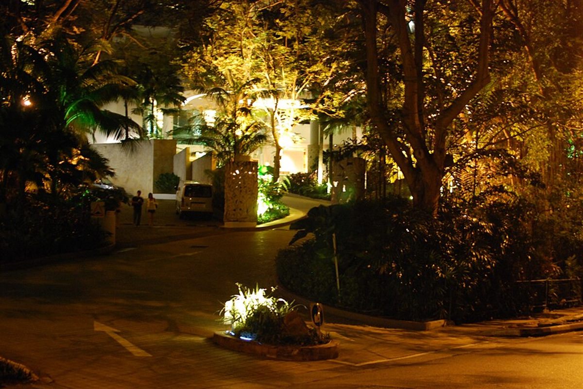Singapore hotel entrance drop-off scene for JB private transfer